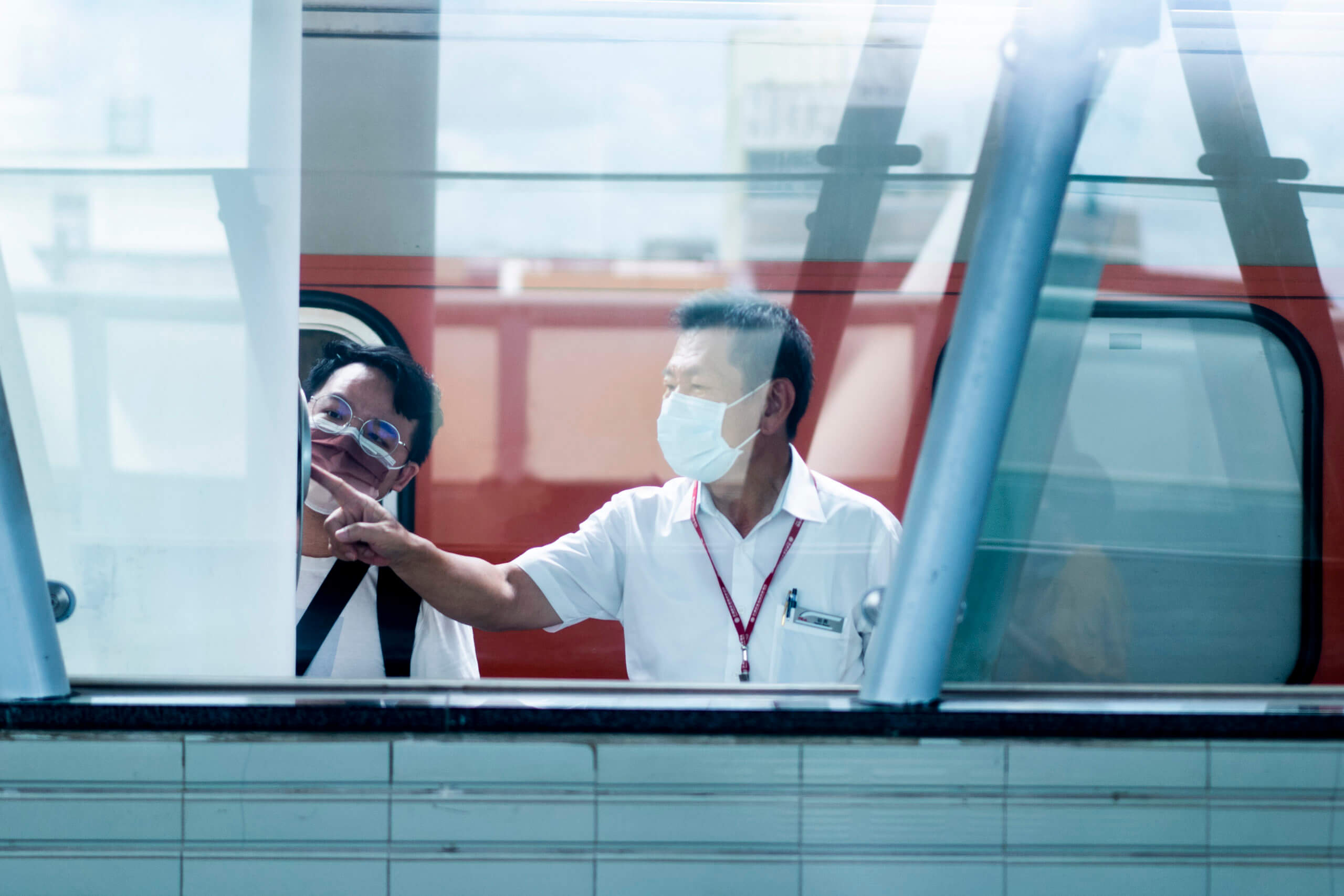 跟著站長逛員林車站。