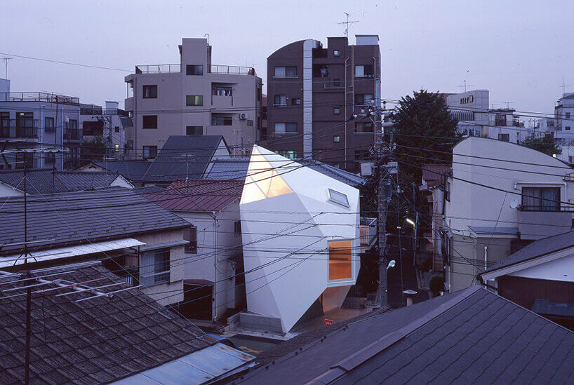 傍晚從鄰近屋頂望向Reflection of Mineral,白色多面體住宅位於密集東京街區之中